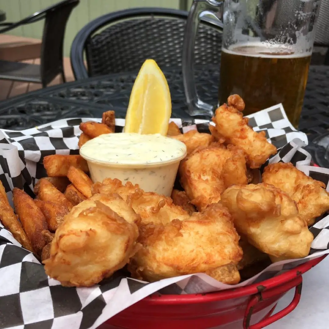 Fried appetizer with dip