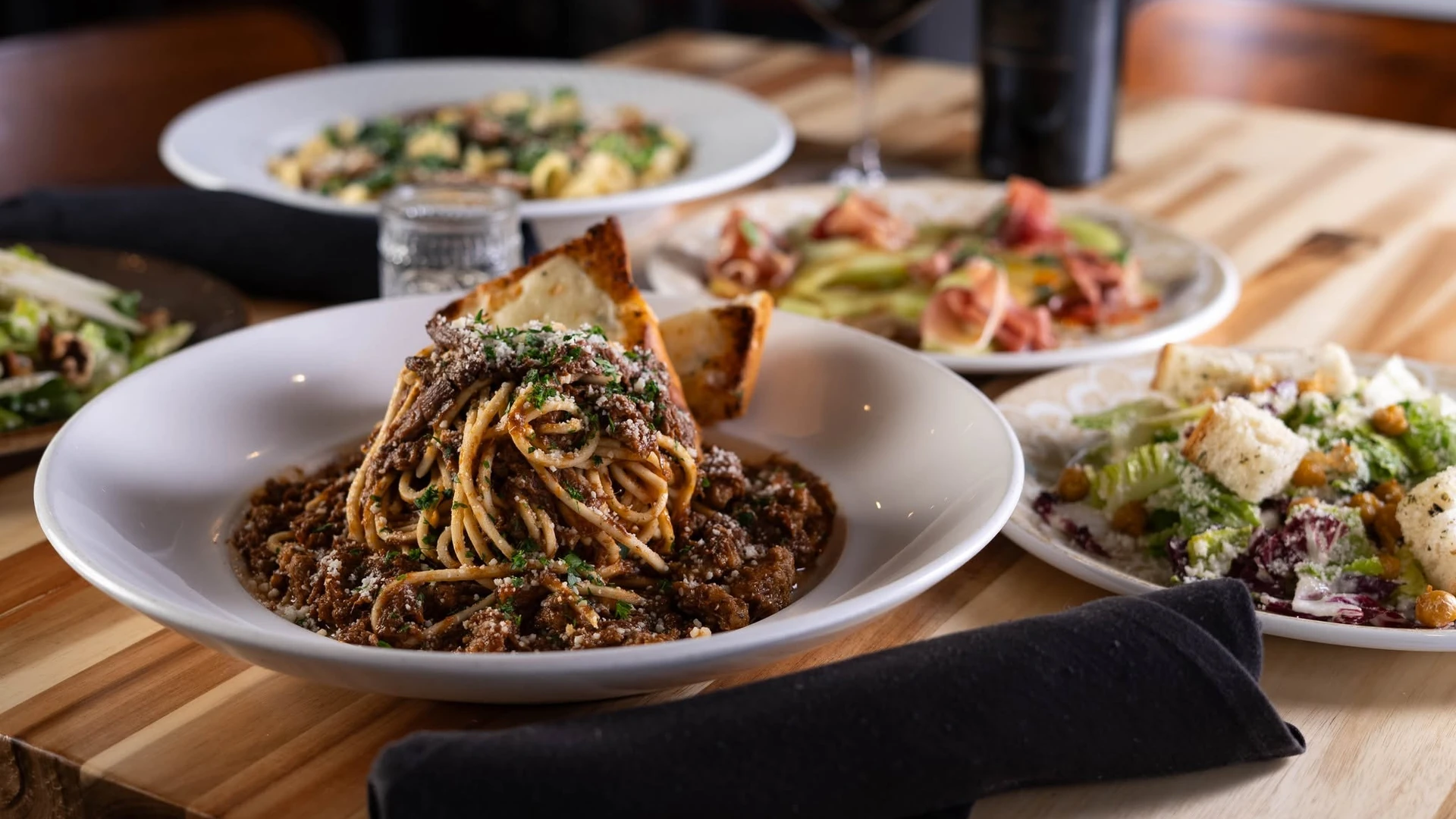 Nonna's Italian Eatery dining
