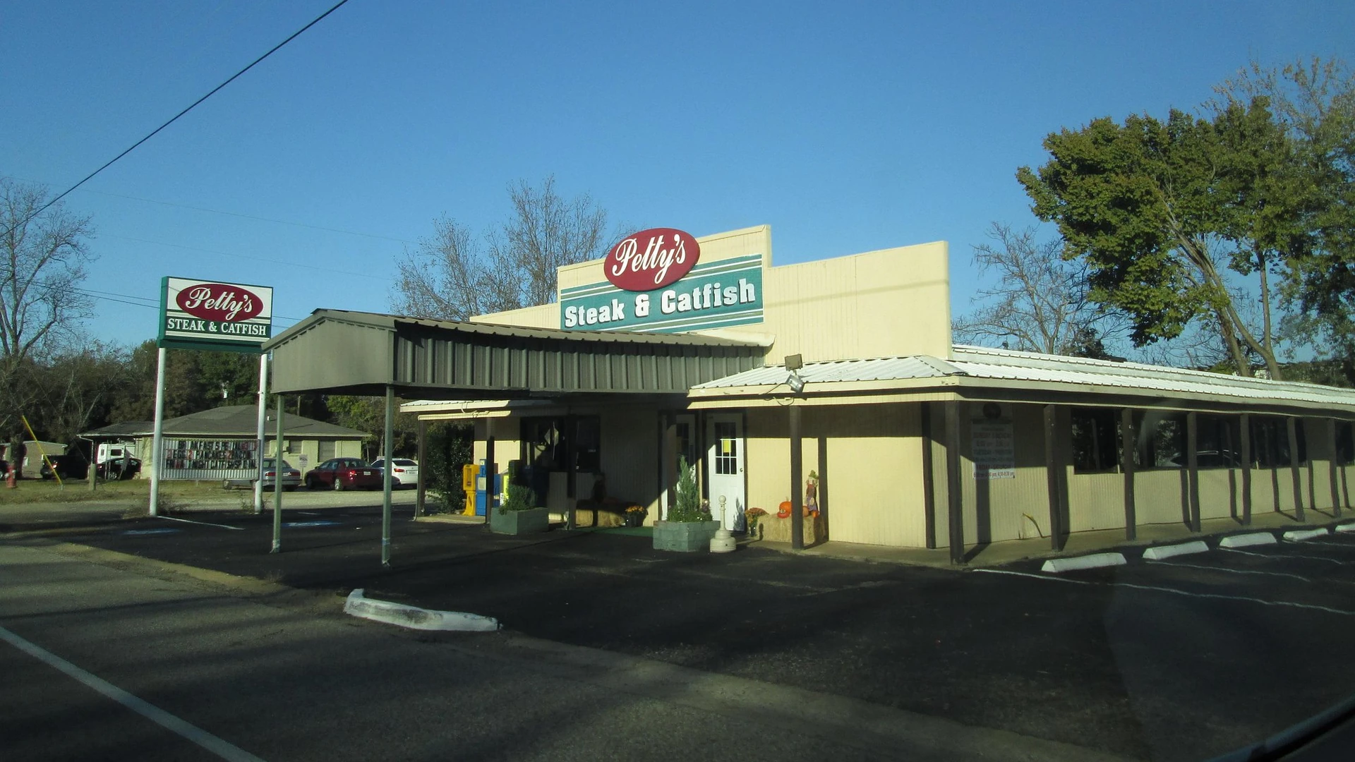 The Petty's Steak & Catfish building on N Main Street in Lindale, Texas