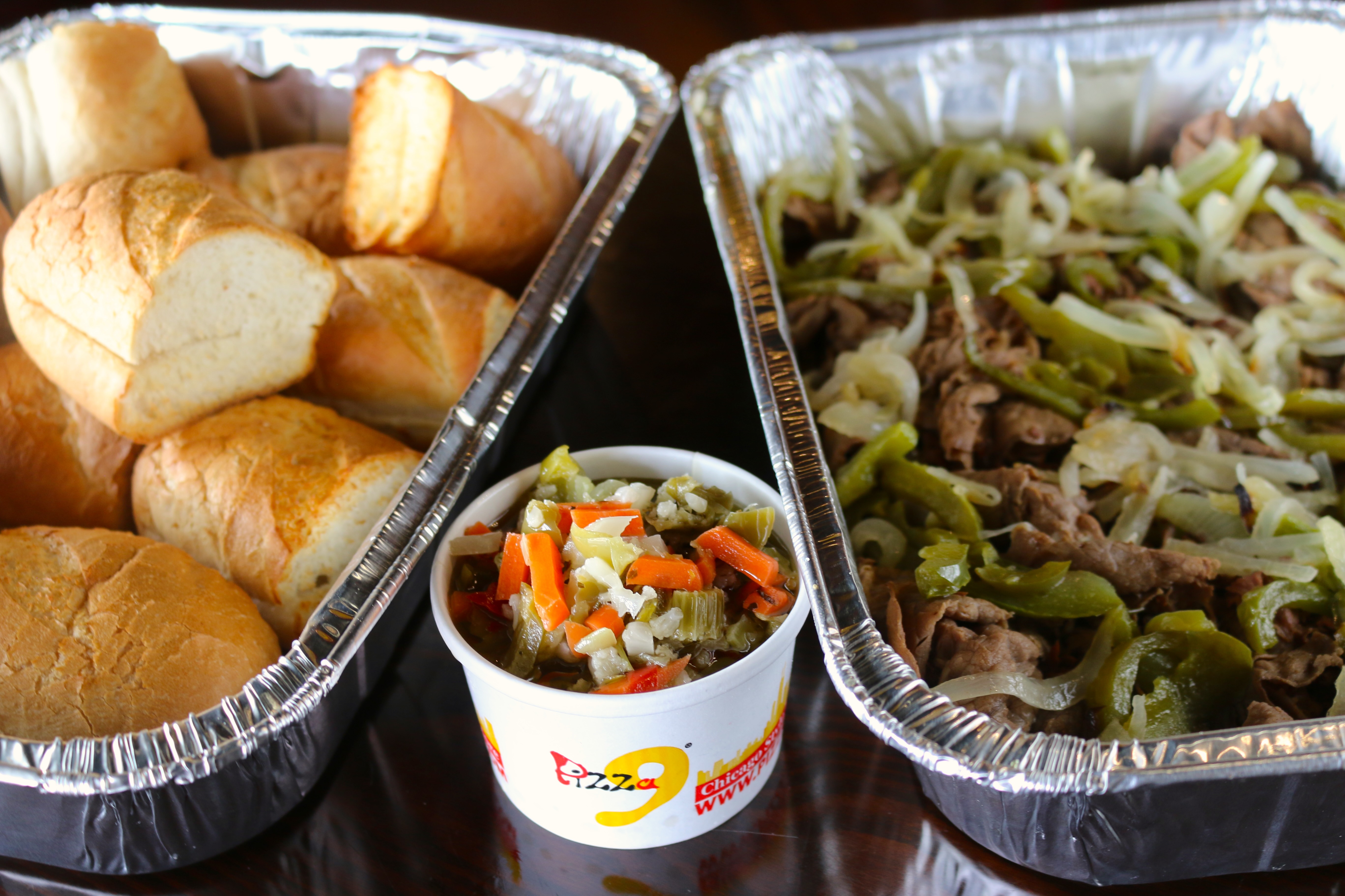 Chicago-beef sandwich tray topped with sautéed bell peppers & onions. Served with a side of hot or mild Giardineria.