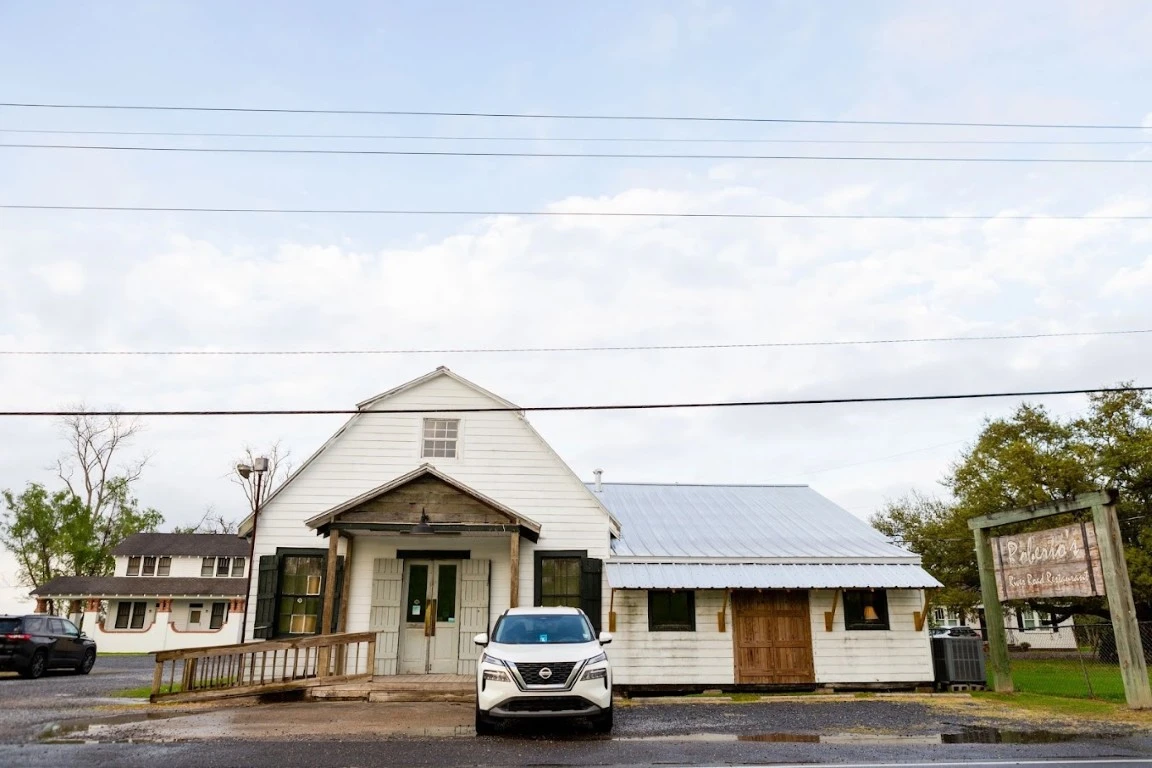 view of the outside of Roberto's
