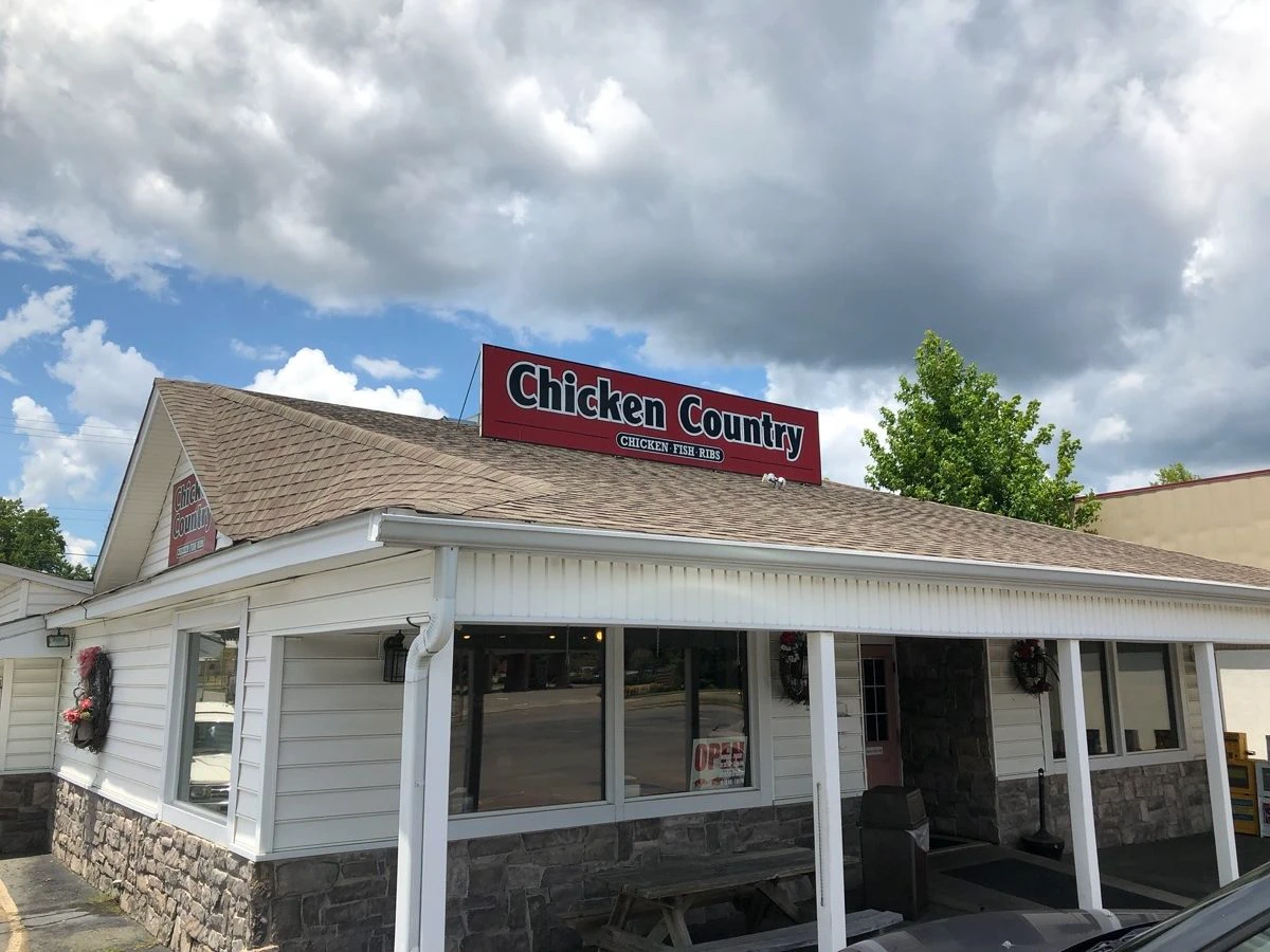 Chicken Country storefront and sign in Jacksonville, AR