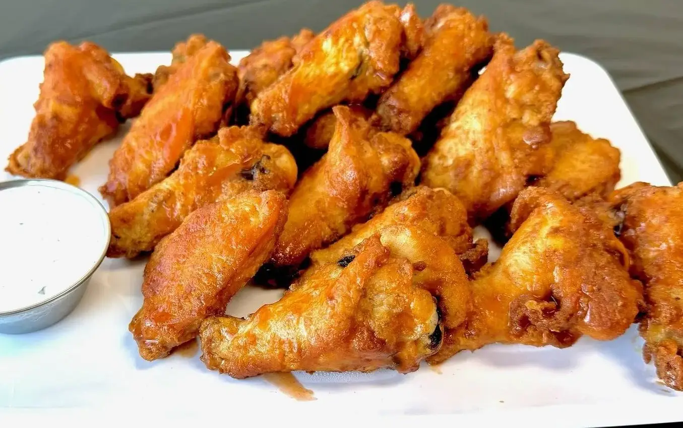 Crispy wings lunch specials at family friendly pizzeria