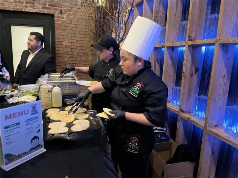 Check serving food