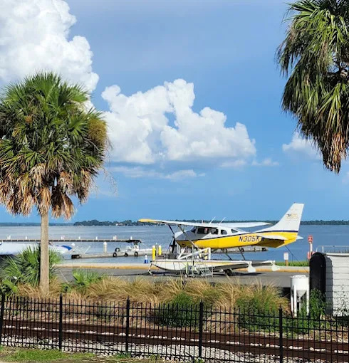Puddle Jumpers sea plane with water in background
